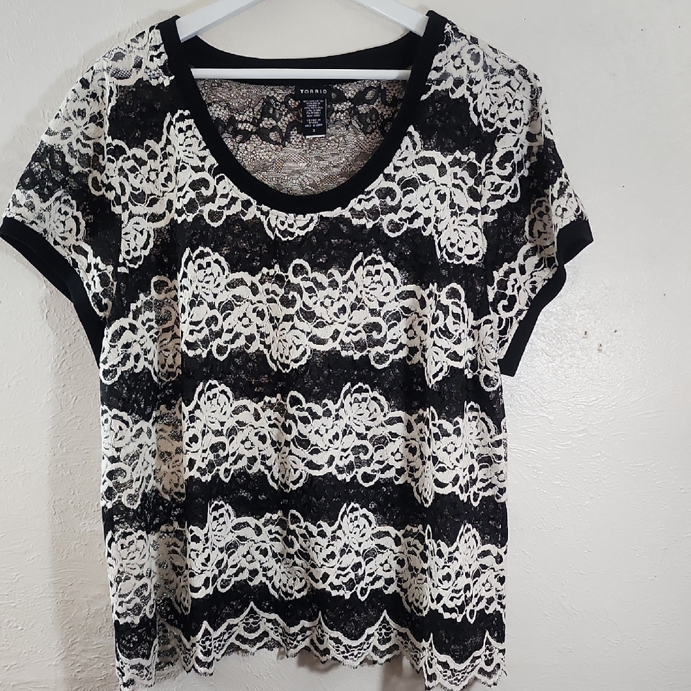 Torrid Black and White Floral Lace Top With Scalloped Hem Line Size 3X